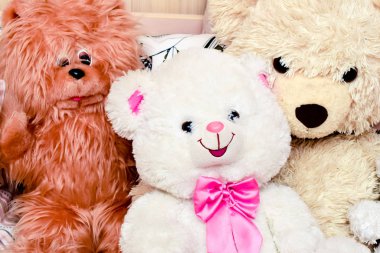 Parlak renkli yumuşak oyuncaklar dağınık bir durumda 