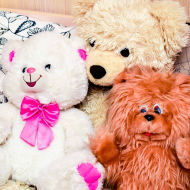 Parlak renkli yumuşak oyuncaklar dağınık bir durumda 