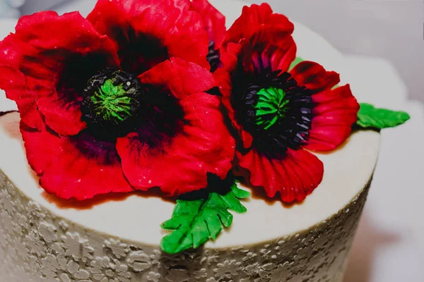 Rote Mohnblumen Dekoration Von Süßwaren Weißer Kuchen — Stockfoto
