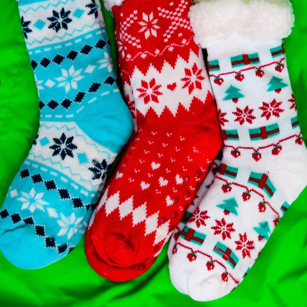 クリスマスや新年の贈り物や驚きのための明るい色の靴下 — ストック写真