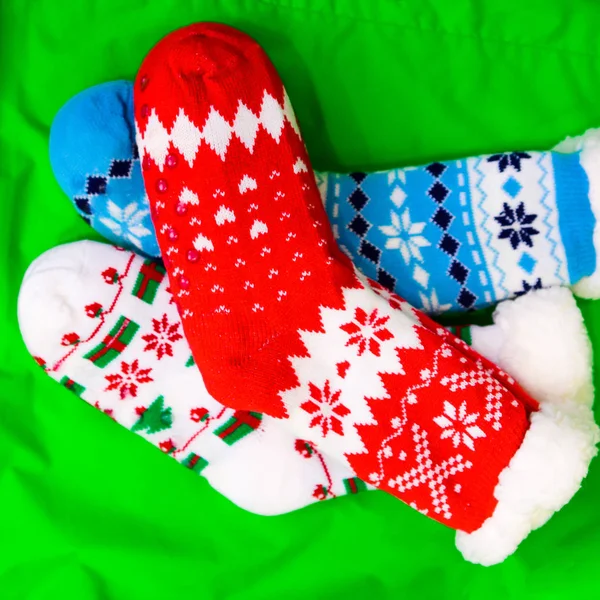 クリスマスや新年の贈り物や驚きのための明るい色の靴下 — ストック写真