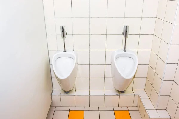 Baño Hombres Con Una Serie Urinarios Teatro Restaurante — Foto de Stock