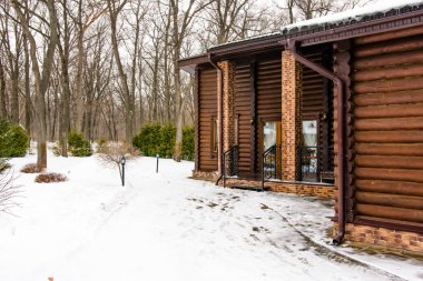 Kış parkında ağaçtan evler 