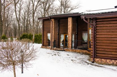 Kış parkında ağaçtan evler 