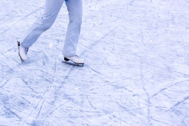 Kış bulutlu bir günde parkta yürümek 