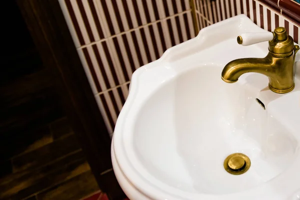 Toaletní Místnost Umyvadlem Keramickými Dlaždicemi — Stock fotografie