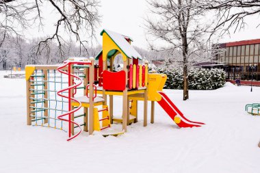 Kışlık Park 'ta yürüyen insanlar, odunlardan yapılmış evler. 