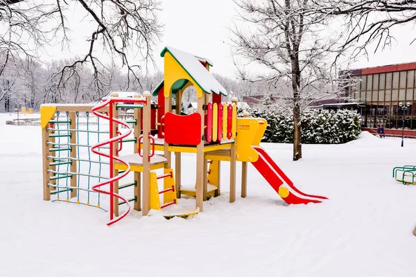 Caminando Personas Parque Invierno Con Casas Hechas Troncos — Foto de Stock