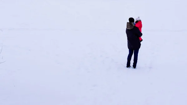 Caminhando Pessoas Parque Inverno Com Casas Feitas Troncos — Fotografia de Stock