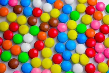 Parlak renkli şeker ya da haplar 