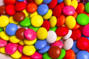 Parlak renkli şeker ya da haplar 