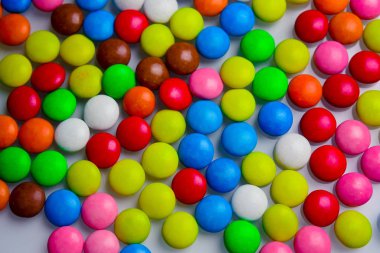 Parlak renkli şeker ya da haplar 