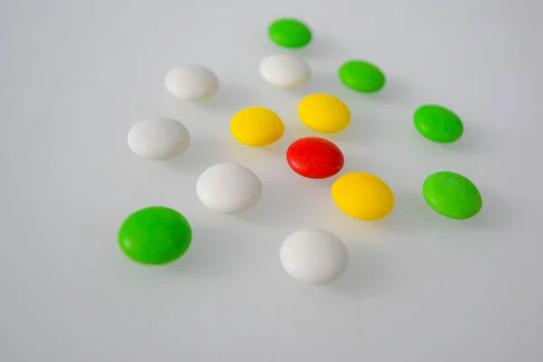 Comprimidos Doces Brancos Coloridos Sobre Uma Mesa Branca — Fotografia de Stock