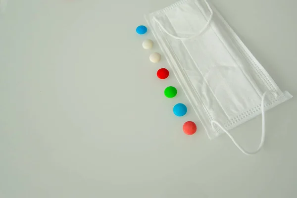 Tabletas Dulces Blancos Coloreados Sobre Una Mesa Blanca — Foto de Stock