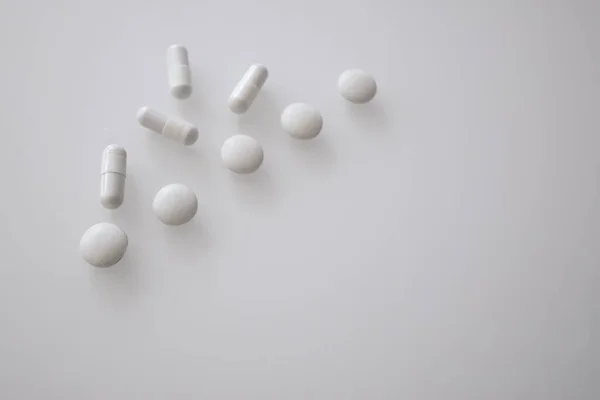 Tabletta Vagy Édességek Fehér Fehér Asztalon — Stock Fotó