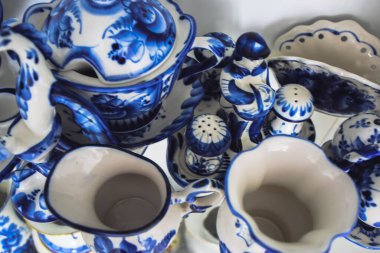 Gzhel tarzında boyanmış çeşitli yemekler. 