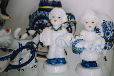 Gzhel tarzında boyanmış çeşitli yemekler. 