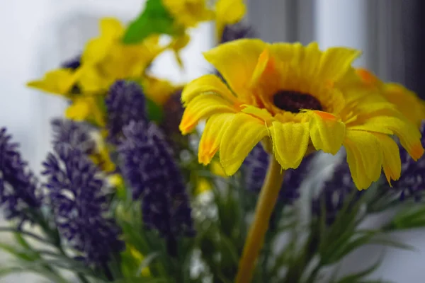 Gelbe Blumen Einem Fenster Obergeschoss — Stockfoto
