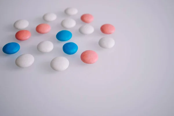 Comprimés Bonbons Blancs Colorés Sur Une Table Blanche — Photo