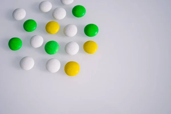 Tabletler Şekerler Beyaz Renkli Bir Masada — Stok fotoğraf