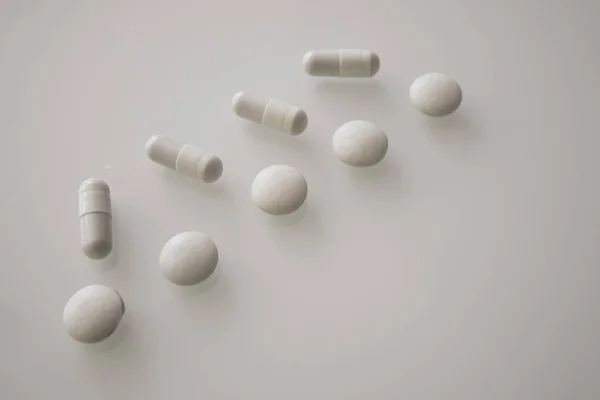 Tabletten Snoepjes Wit Gekleurd Een Witte Tafel — Stockfoto