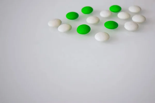 Tabletta Vagy Cukorka Fehér Fehér Asztalon — Stock Fotó