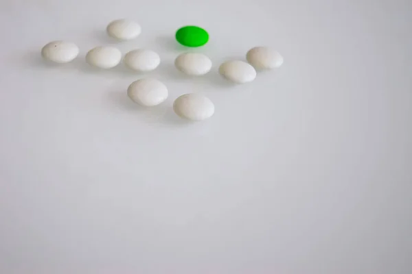 Comprimés Bonbons Blancs Colorés Sur Une Table Blanche — Photo