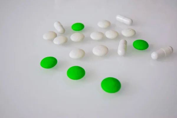Tabletten Oder Bonbons Weiß Und Farbig Auf Einem Weißen Tisch — Stockfoto