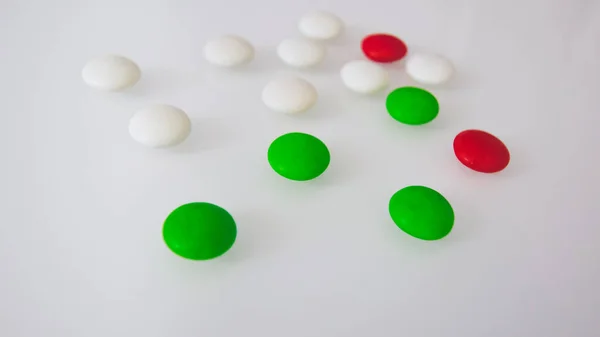 Comprimidos Doces Brancos Coloridos Sobre Uma Mesa Branca — Fotografia de Stock