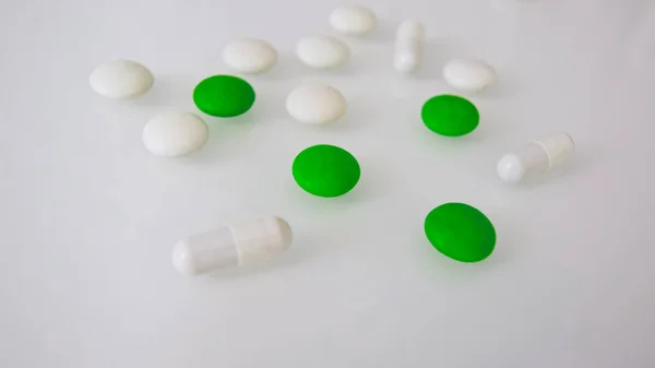 Tabletas Caramelos Blancos Coloreados Sobre Una Mesa Blanca —  Fotos de Stock