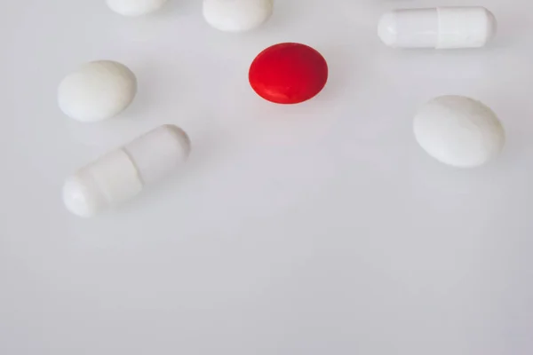 Comprimés Bonbons Blancs Colorés Sur Une Table Blanche — Photo