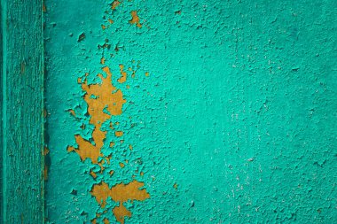 Eski tahta yeşile boyanmış. 