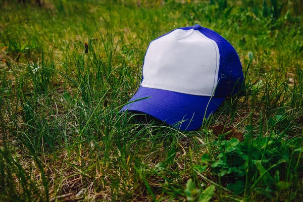 Sommerliche Kopfbedeckung Weiß Und Blau Auf Dem Gras — Stockfoto