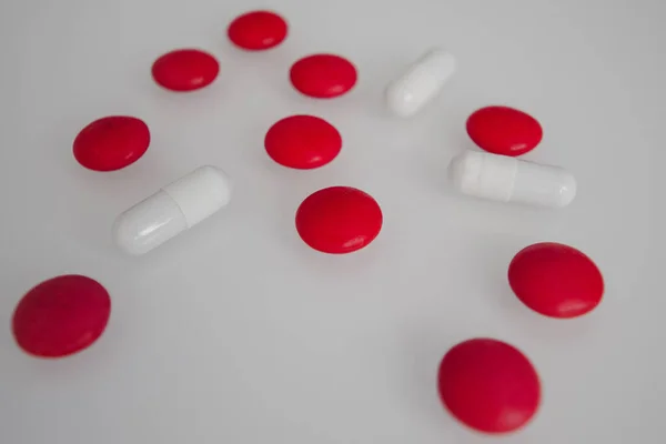 Pastillas Dulces Diferentes Colores Lío Una Mesa Vidrio Blanco —  Fotos de Stock