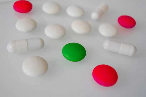 Pílulas Doces Cores Diferentes Uma Bagunça Uma Mesa Vidro Branco — Fotografia de Stock