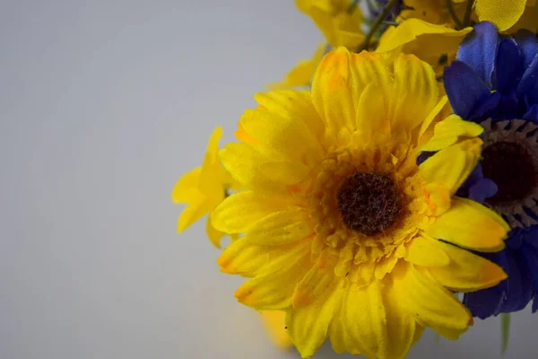 花束や花瓶にゲルベラの花 自然または人工 — ストック写真