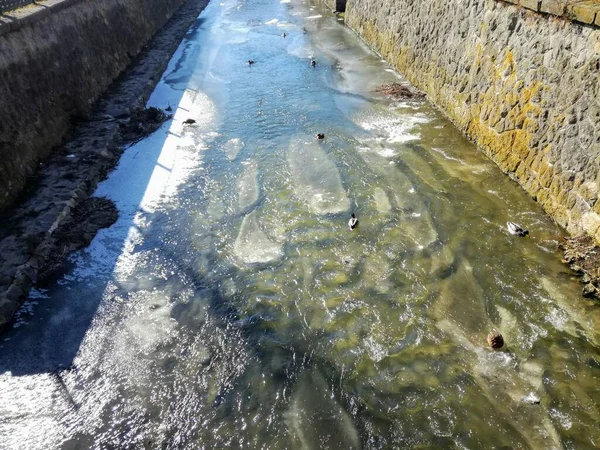 Schöner Fluss Mit Einem Wasserfall Hintergrund Des Waldes — Stockfoto