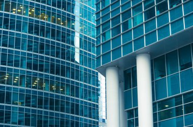 Şehir binalarının mimarisi gökdelenlerin cam evleri