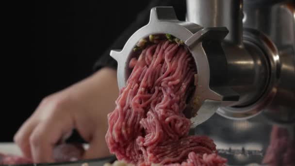 Αρτοποιείο Κρέατος Κάνει Κιμά Άνθρωπος Ρίχνει Κρέας Μια Μηχανή Κιμά — Αρχείο Βίντεο