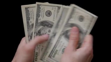 Eller Yüz Dolarlık Fatura Sayı, Kara Arkaplanda Para Kapat