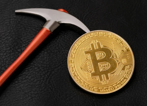 Bitcoin Pickaxe Złota Moneta Kryptograficzna Blockhain Górnictwo — Zdjęcie stockowe