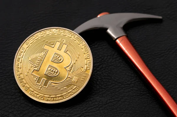 Bitcoin Acostado Pickaxe Concepto Minería Btc Fotos de stock