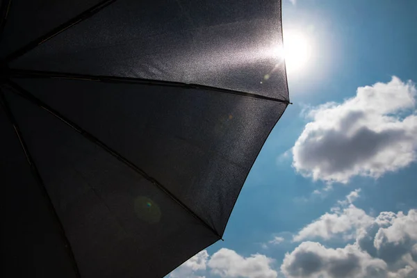 Schwarzer Sonnenschirm Offen Zum Schutz Der Sonne Hohe Sonne Blauen — Stockfoto