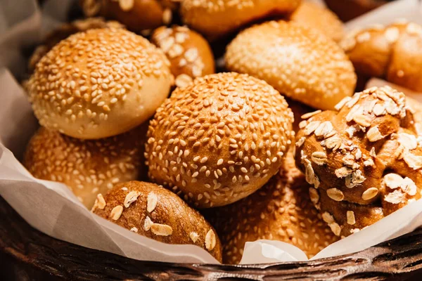 Fırında pişmiş ekmek ve çöreğin karışımı.