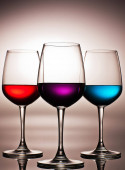 Luxusní elegantní umění vinného skla, červené fialové a modré tekutiny