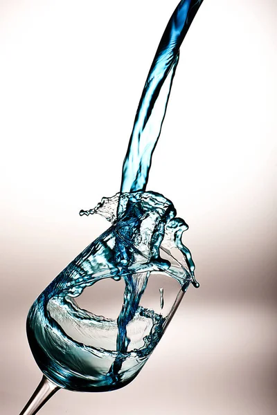 Blaues Wasser Ergießt Sich Weinglas — Stockfoto
