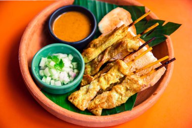 Fıstık soslu ızgara domuz eti, salatalık ve soğanlı sirke, Tayland sokak yemeği.