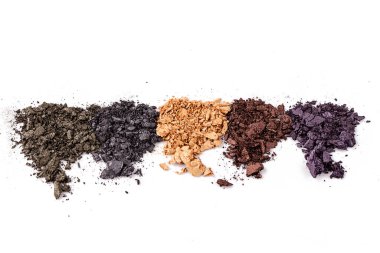 Beyaz arka planda izole edilmiş ezilmiş göz farları.