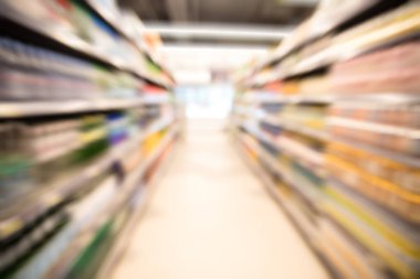 Raflardaki ürünlerle süpermarket koridoru bulanık, hareket bulanıklığı