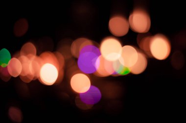 Siyah arkaplanda soyut açık renkli bokeh